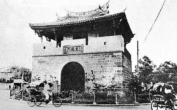 臺北城/（1904年）年底時，所有城牆與西門均遭拆卸，僅剩下