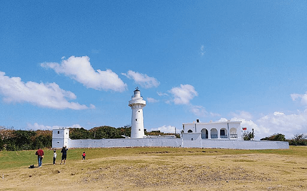 屏東旅遊景點.墾丁鵝鑾鼻公園是有著全台最浪漫白色燈塔之稱，最