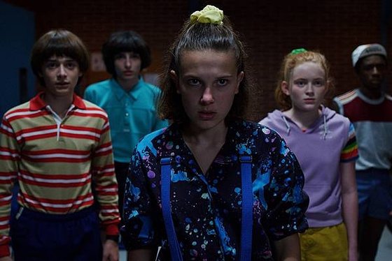 https___hk.hypebeast.com_files_2019_07_stranger-things-s3-80s-outfit-trend-03.jpg