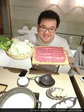 推薦台北好吃火鍋○野人Shabu冷藏%2F熟成高級肉專門｜藝人林柏昇kid開的店~牛奶湯底超優秀+必吃翼板牛肉超級嫩 真的好好吃拉 真心不騙