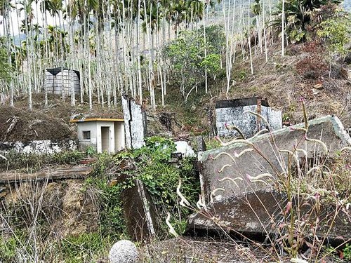 附近的建築物仍保留地震時的原貌