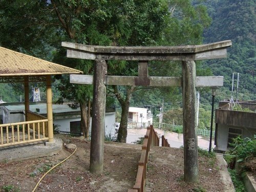 新竹五峰國小紅色鳥居-鳥居步道「十八兒祠」「十八兒」是五峰鄉