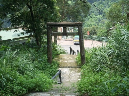 新竹五峰國小紅色鳥居-鳥居步道「十八兒祠」「十八兒」是五峰鄉