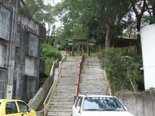 新竹五峰國小紅色鳥居-鳥居步道「十八兒祠」「十八兒」是五峰鄉