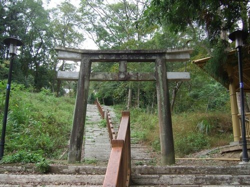 新竹五峰國小紅色鳥居-鳥居步道「十八兒祠」「十八兒」是五峰鄉