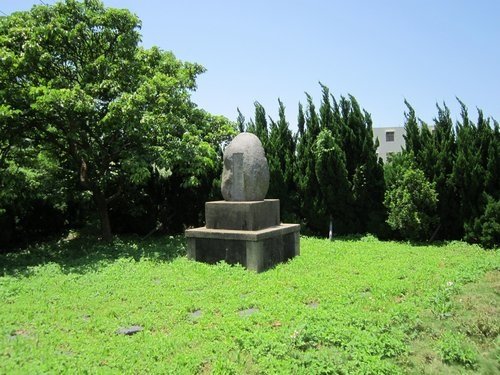 大湖口公學校之跡碑文/「民國前五年於中崙（即今湖口鄉波羅村）
