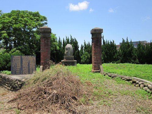 大湖口公學校之跡碑文/「民國前五年於中崙（即今湖口鄉波羅村）