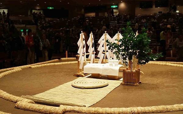 土俵是日本相撲比賽時的圓形黏土擂台-土俵上方有一個類似神社屋