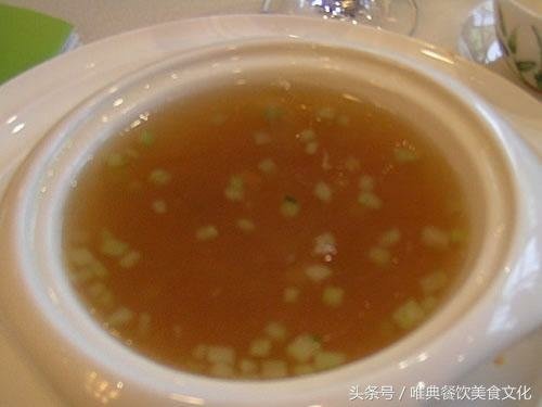 勸客駝蹄羹，霜橙壓香橘。朱門酒肉臭，路有凍死骨--杜甫