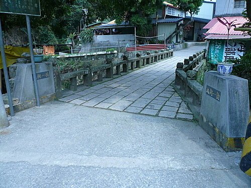 獅潭糯米橋~紙湖一橋-（1928年）紙糊二橋，當時將石塊砌成