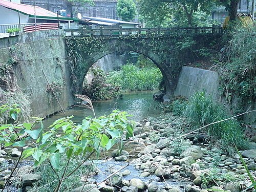 獅潭糯米橋~紙湖一橋-（1928年）紙糊二橋，當時將石塊砌成