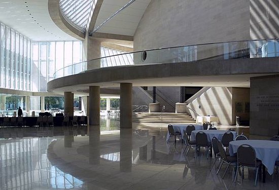 Dallas_Meyerson_Center_foyer