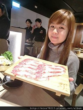推薦台北好吃火鍋○野人Shabu冷藏%2F熟成高級肉專門｜藝人林柏昇kid開的店~牛奶湯底超優秀+必吃翼板牛肉超級嫩 真的好好吃拉 真心不騙