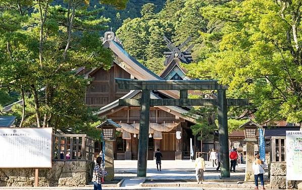 出雲大社「結良緣」聞名：求良緣必訪結緣神社-神社境內的兔子雕