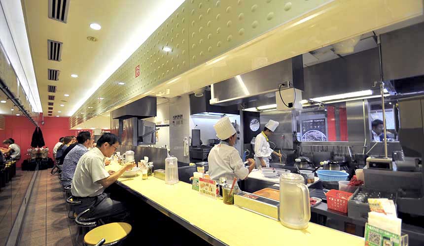 「神座」用餐吧檯與開放式廚房