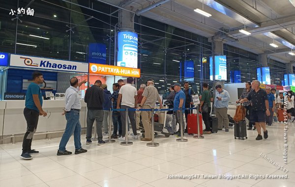 Suvarnabhumi airport曼谷BKK機場1樓大巴士車.jpg