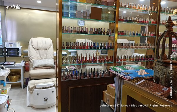 Phrom Phong Lek Massage Nail shop.jpg