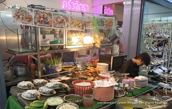 Hwai Khwang night market輝煌夜市5.jpg