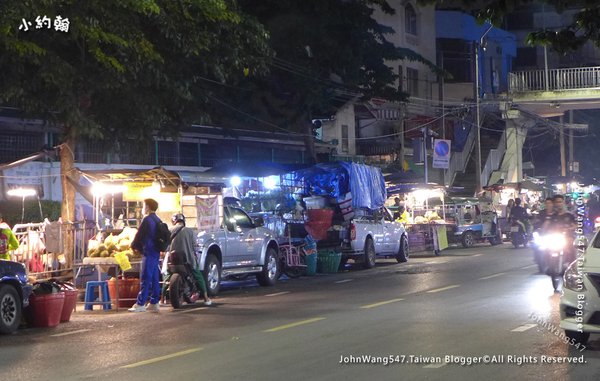 曼谷匯狂夜市買榴槤現剖現吃2.jpg