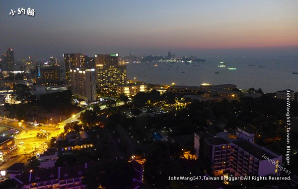 Grand Center Point Space Pattaya family room8.jpg
