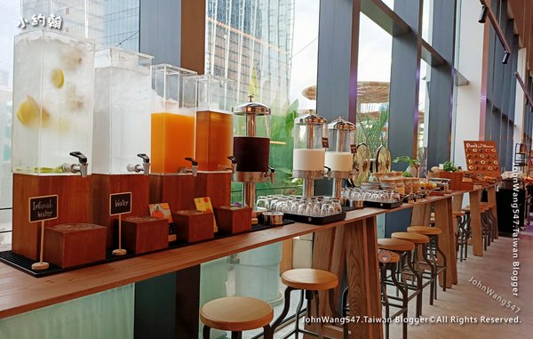 Moxy Bangkok飯店早餐吧2.jpg