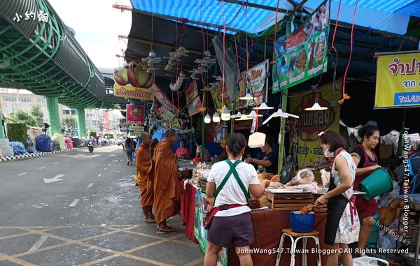 Phra Samut Chedi Festival Market.jpg