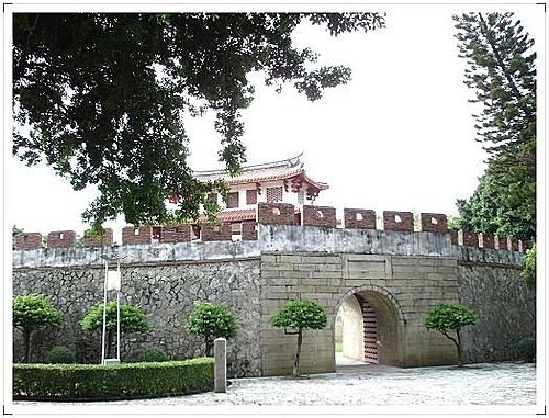 臺灣府城大南門，又稱寧南門，建於1725年，是清朝臺灣府城的