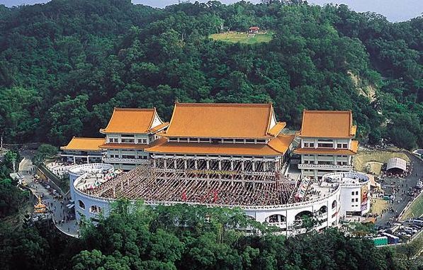 台灣雷藏寺外觀鳥瞰，上方平台紅瓦寺殿為瑤池金母殿