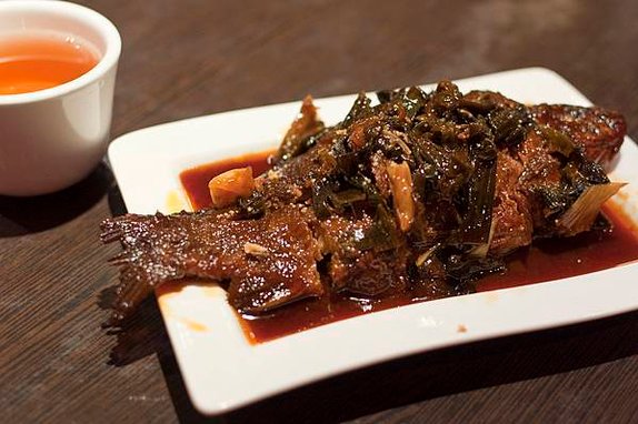 溢香園 蔥燒鯽魚