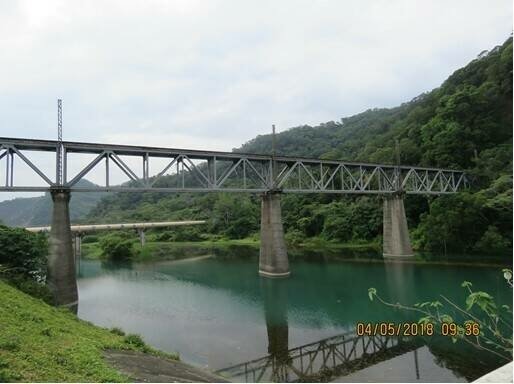 內社川鐵橋又稱為鯉魚潭橋-8座橋墩本體以紅磚砌築並附有石材，