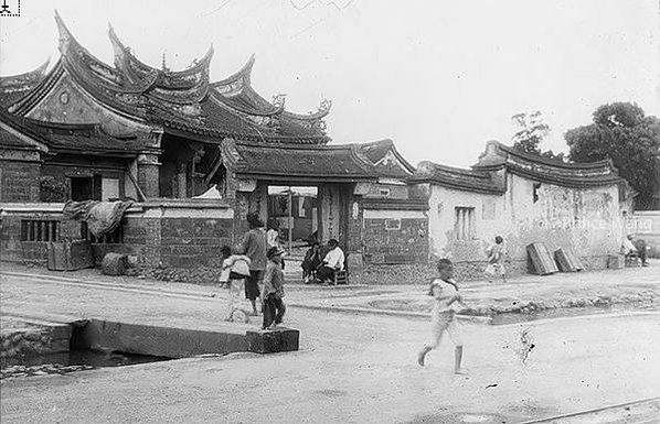 苗栗文昌祠廟宇外景觀(多個陶缸)/士子開中門/苗栗市文昌祠/