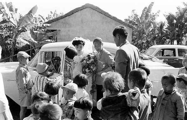 1954-1988年，台灣車輛老照片-阿嬤這種裝扮是詔安客-