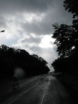 政後山坡路陰雨