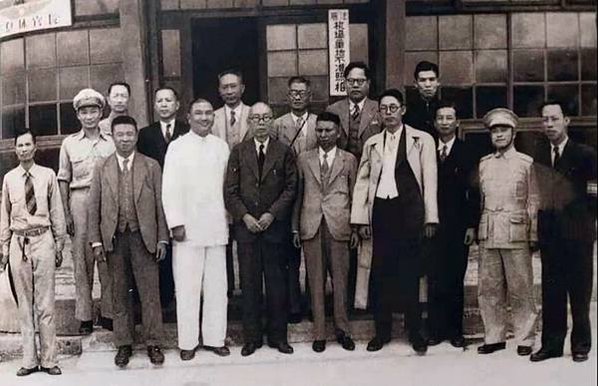 臺灣光復致敬團丘念臺定名為「感恩團」成立於1946年8月，乃