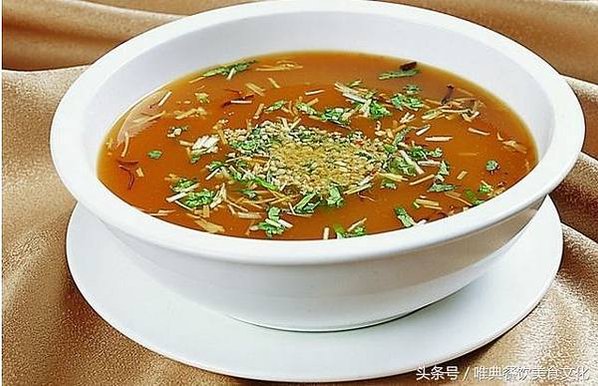 勸客駝蹄羹，霜橙壓香橘。朱門酒肉臭，路有凍死骨--杜甫