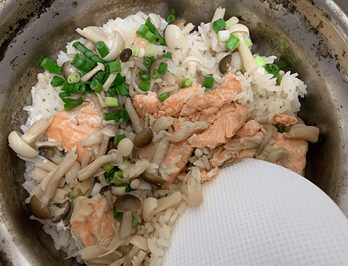 電鍋食譜-鮭魚蒸飯-鮭魚炊飯