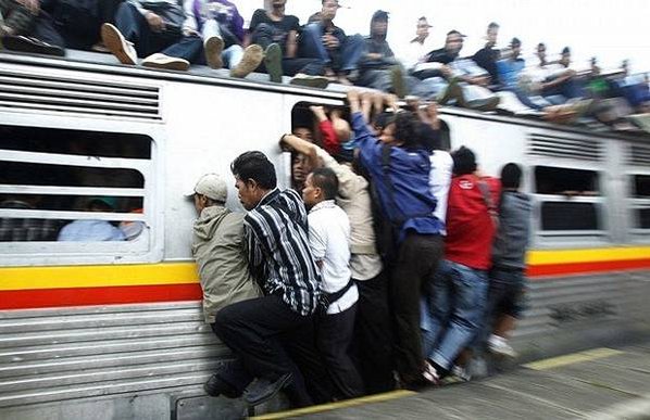 火車頂載客/巴基斯坦-孟加拉的火車，就連車頂也座無虛席，這般