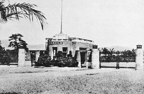 1890s年清朝廣州三品官全家在美國合照，氣勢十足+看不清他