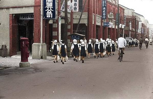 很難想像台北中山堂以前掛過這三面旗子1940年9月27日「德