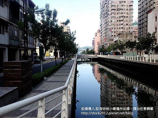 [高雄旅遊]愛河(Love river in Kaohsiung,Taiwan)美食:必吃,必玩:愛之船,咖啡廳,愛河之心(附近住宿,戀精品商旅,地圖,怎麼去,民宿,高雄市電影館,夜景,高雄歷史博物館)003