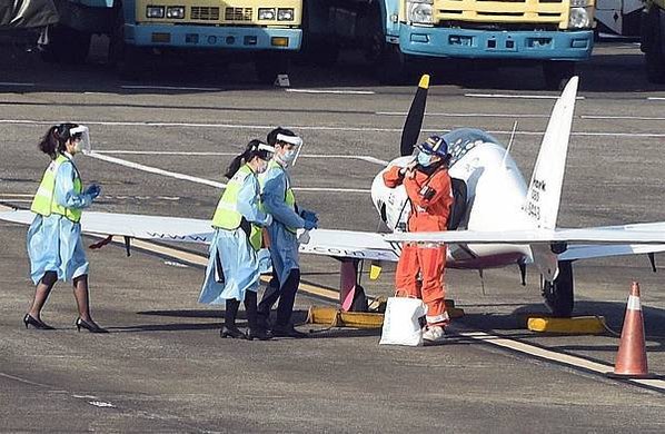 19歲正妹飛行員獨駕飛機環遊世界-羅瑟福德獨自駕駛訂製的「鯊