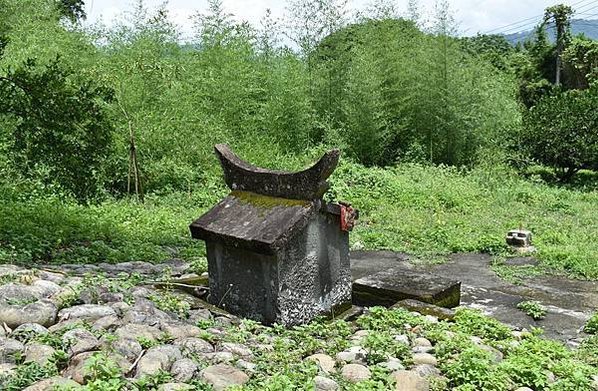 苗栗縣西湖鄉伯公(土地公福德祠)墓塚式-卵石化胎