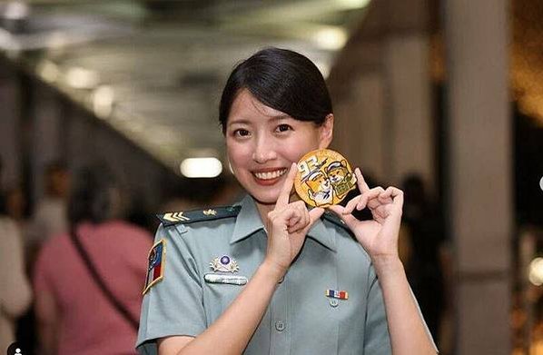 女兵踢正步/女兵短裙長槍女儀隊+在袖口加繡金色圖案，腰帶改成