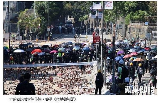 11.17 香港-理工大學現場，香港警方首次出動音波炮，警告