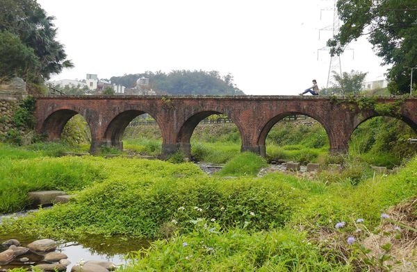 「糯米橋」大平紅橋全台僅剩三座的百年古橋（紅橋），其中一座就