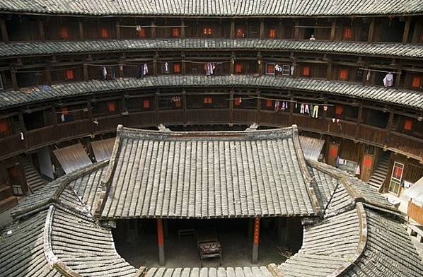 懷遠樓客家人建於1907年，樓高4層位於福建省漳州市南靖縣梅