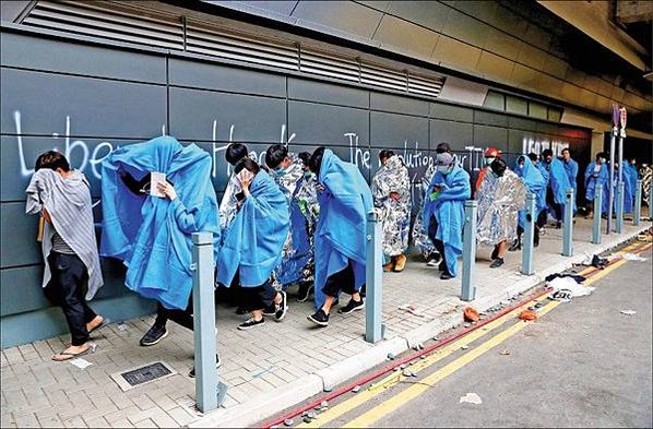 11.17 香港-理工大學現場，香港警方首次出動音波炮，警告