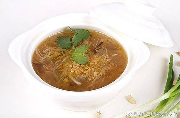 勸客駝蹄羹，霜橙壓香橘。朱門酒肉臭，路有凍死骨--杜甫