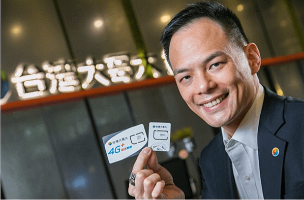台灣大總經理林之晨展示全台首張5G SIM卡的設計比起過去4G SIM卡更迷你、環保