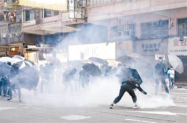郭位/不只香港中文大學遭港警攻擊，香港城市大學也淪陷槍林彈雨